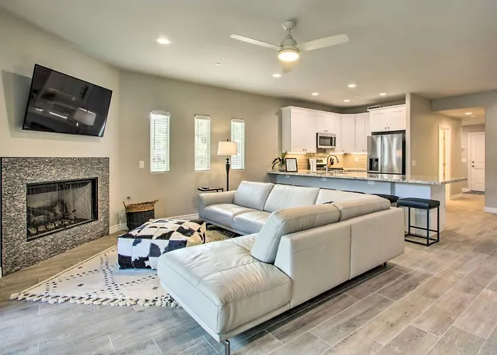 Walkable Townhome W/ Pool Access In Cave Creek! *