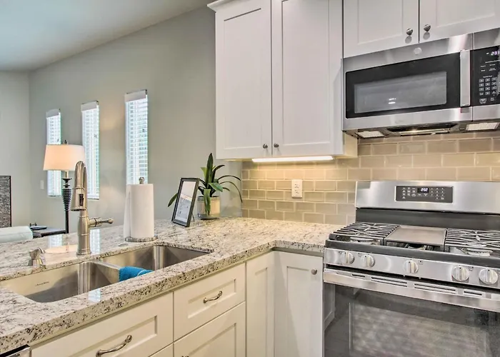 Holiday home Walkable Townhome W/ Pool Access In Cave Creek!