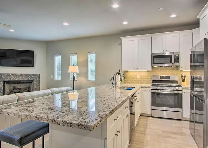 Walkable Townhome W/ Pool Access In Cave Creek! Holiday home