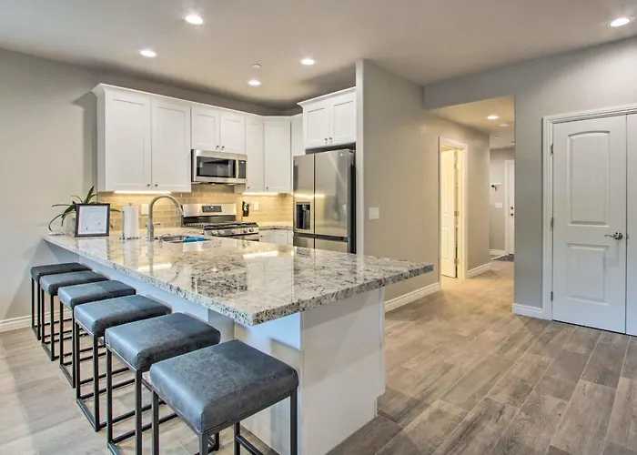Walkable Townhome W/ Pool Access In Cave Creek! Holiday home