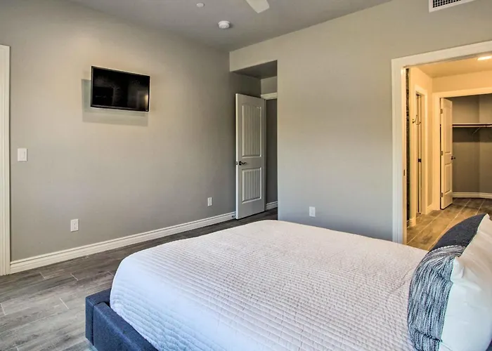 Walkable Townhome W/ Pool Access In Cave Creek! Holiday home Cave Creek