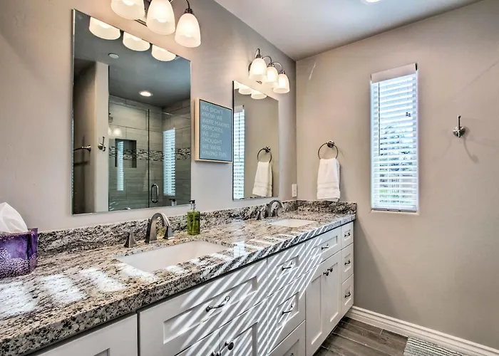 Walkable Townhome W/ Pool Access In Cave Creek! Holiday home Cave Creek